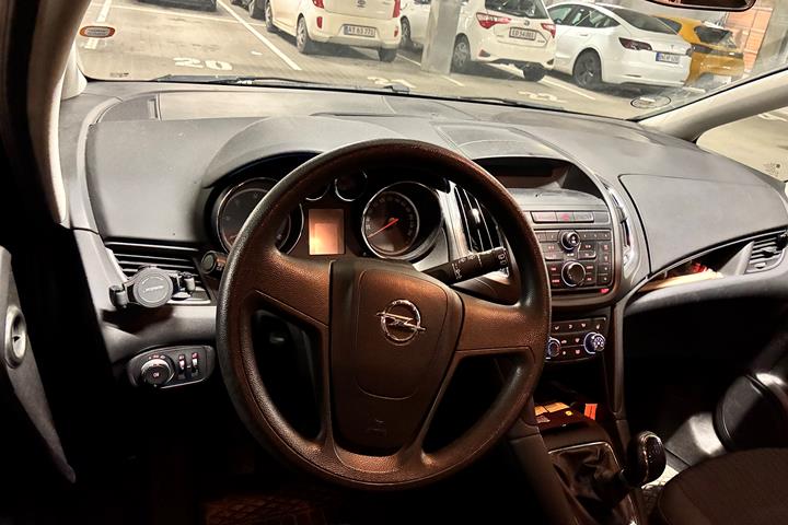 Grå Opel Zafira fra 2014