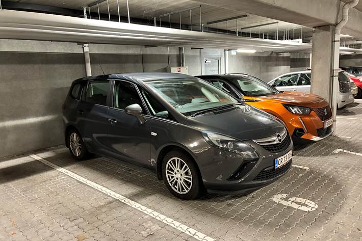 Grå Opel Zafira fra 2014