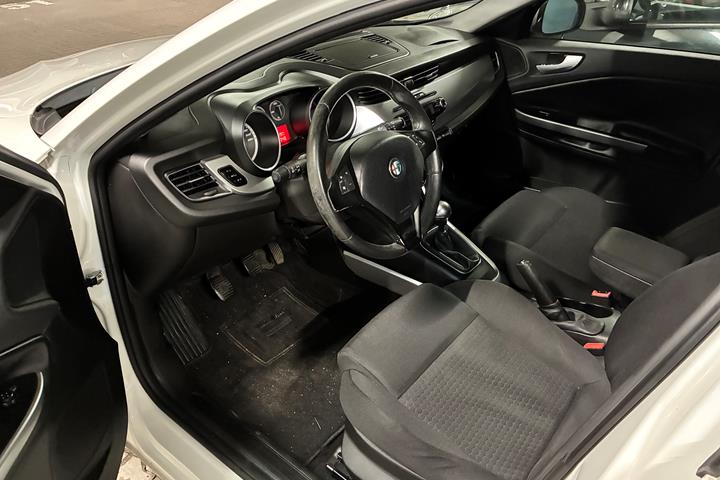 Hvid Alfa Romeo Giulietta fra 2012