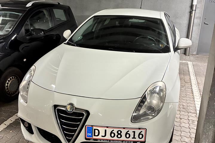 Hvid Alfa Romeo Giulietta fra 2012