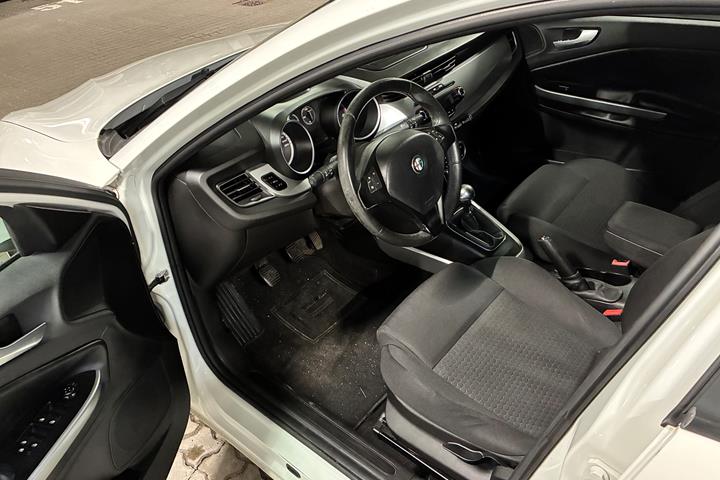 Hvid Alfa Romeo Giulietta fra 2012