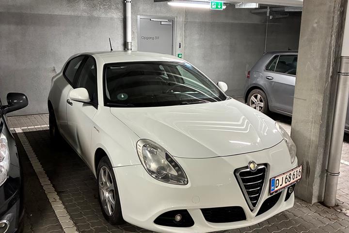 Hvid Alfa Romeo Giulietta fra 2012