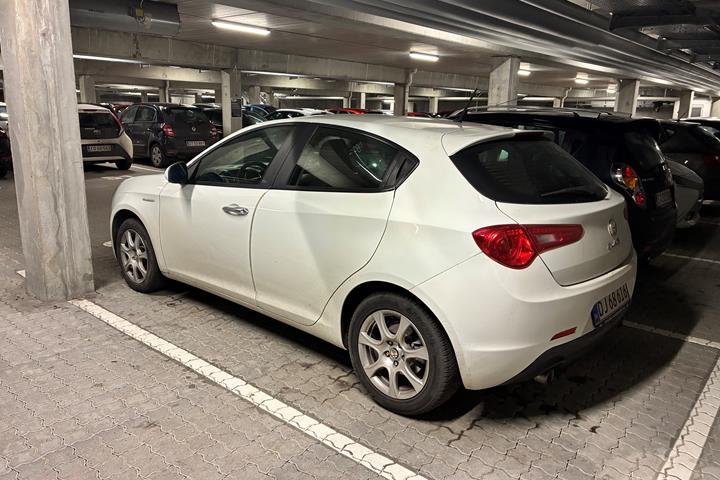 Hvid Alfa Romeo Giulietta fra 2012