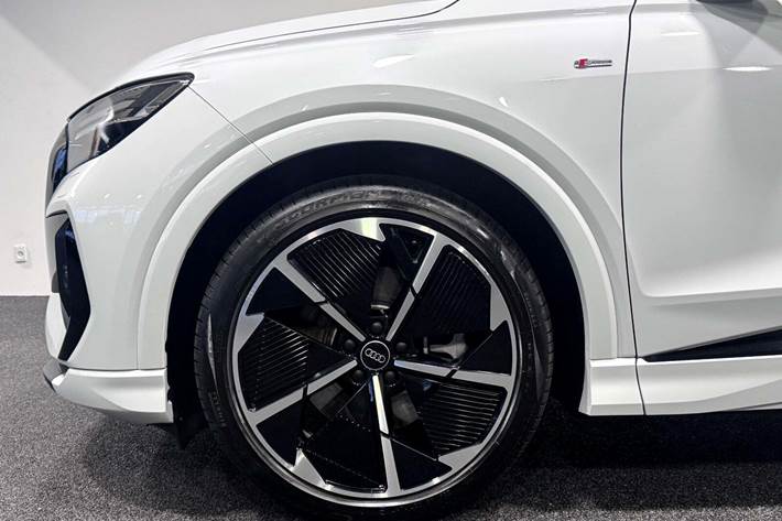 Hvid Audi Q4 e-tron fra 2024