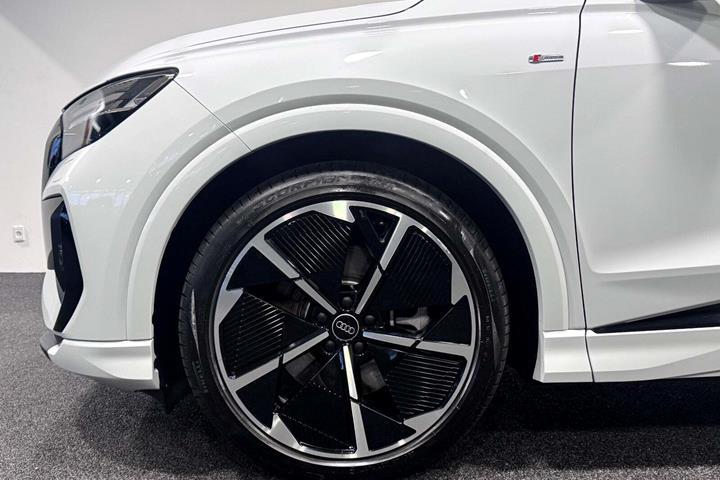 Hvid Audi Q4 e-tron fra 2024