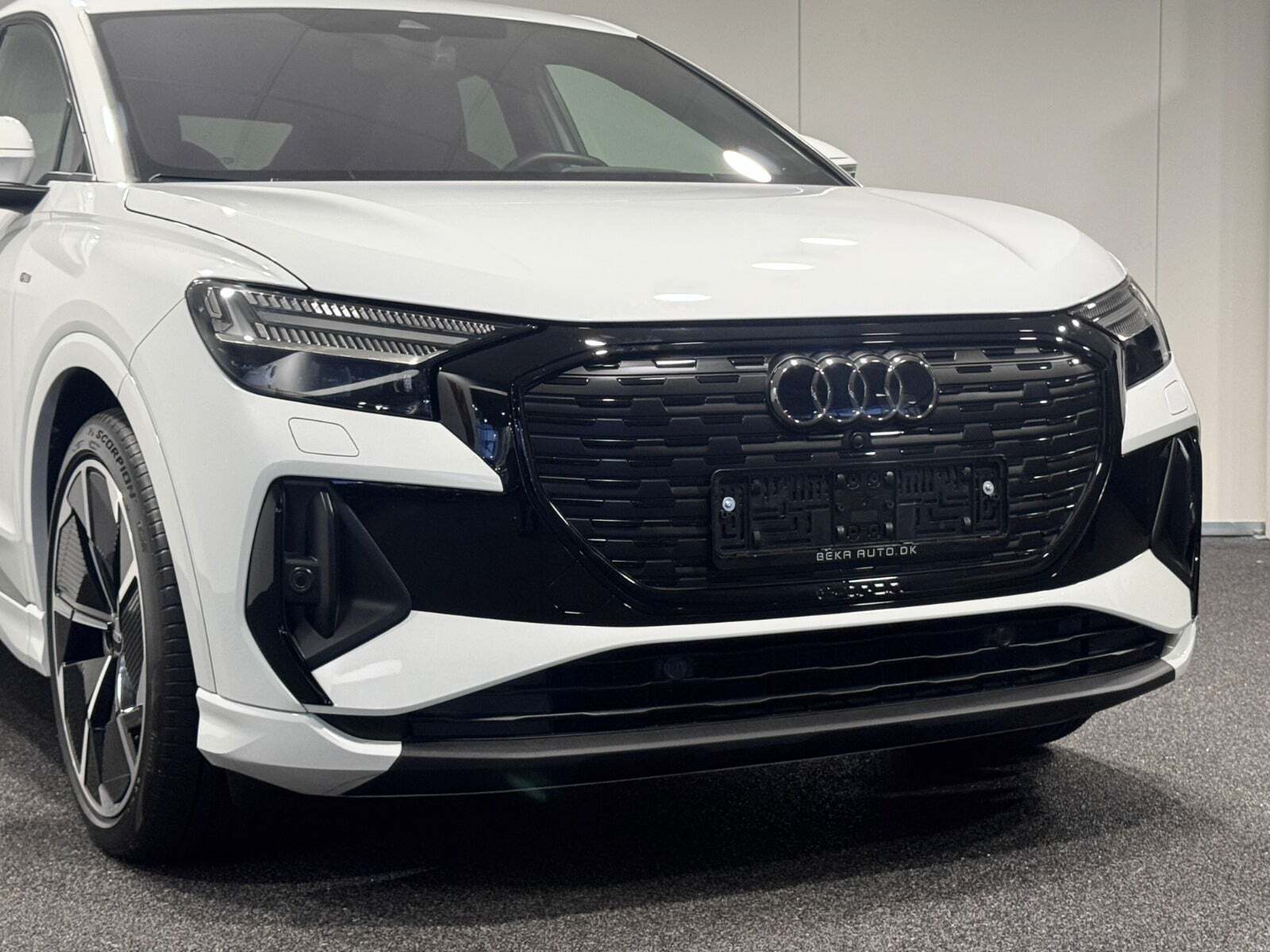 Hvid Audi Q4 e-tron fra 2024