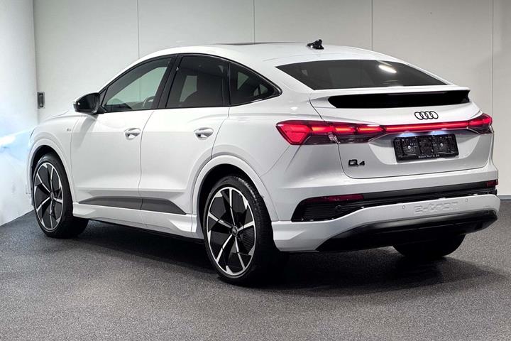 Hvid Audi Q4 e-tron fra 2024