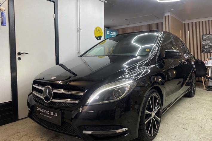 Grøn Mercedes B250 fra 2013 set udefra