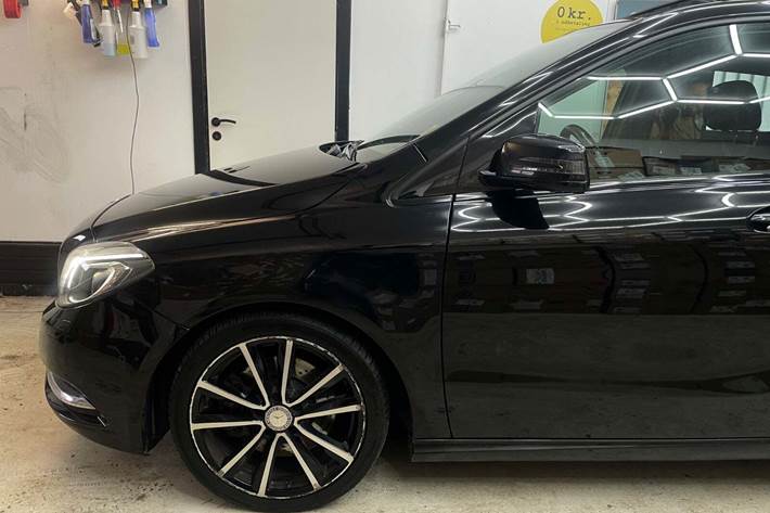 Grøn Mercedes B250 fra 2013 set udefra