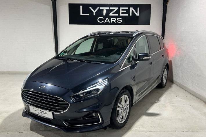 Blå Ford S-MAX fra 2021 set udefra