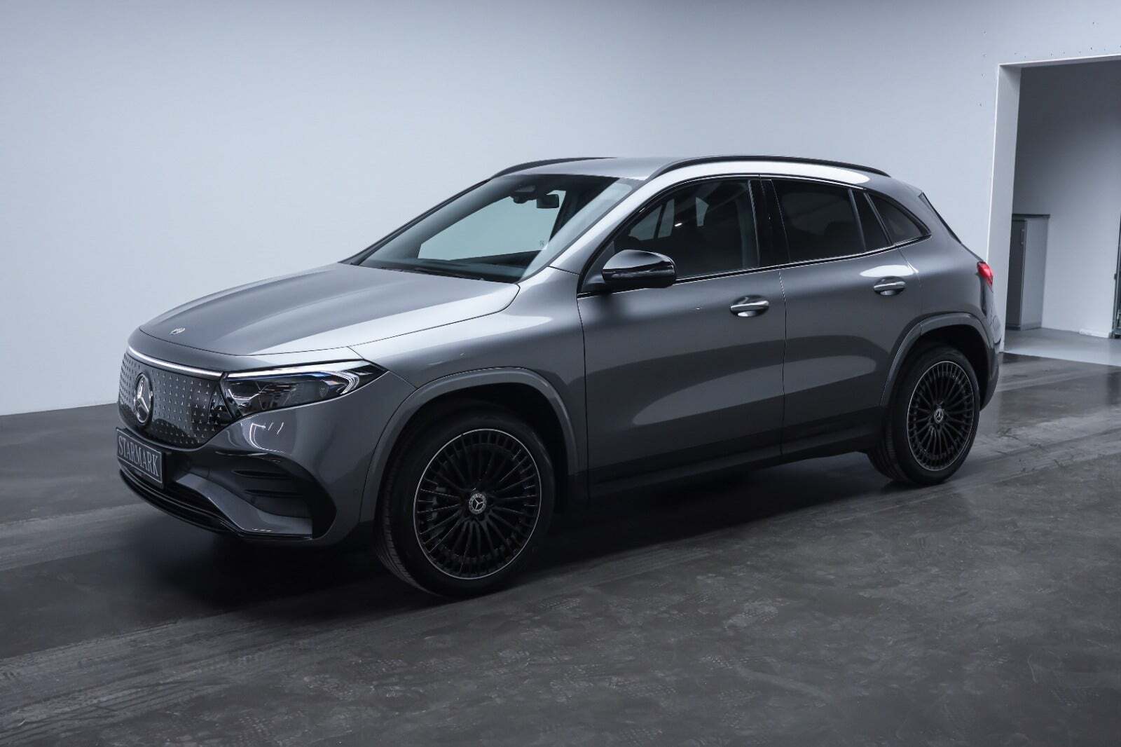 Grå Mercedes EQA250+ fra 2025 set udefra