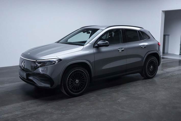 Grå Mercedes EQA250+ fra 2025 set udefra
