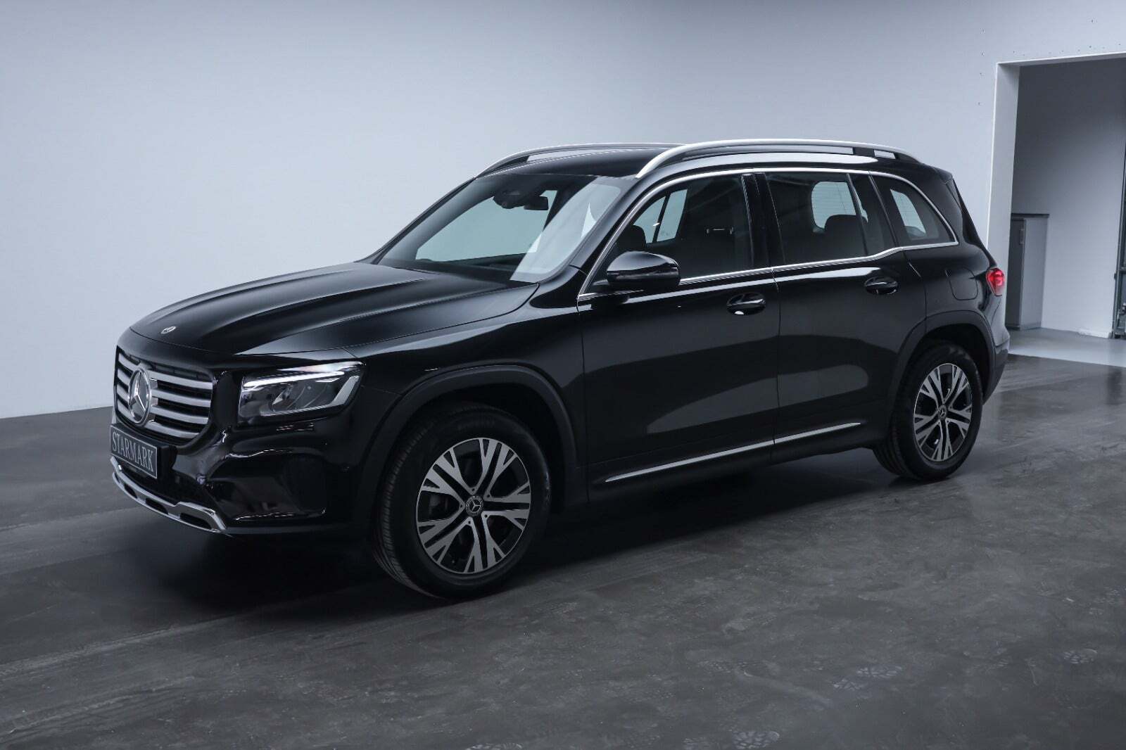 Sort Mercedes GLB200 fra 2024