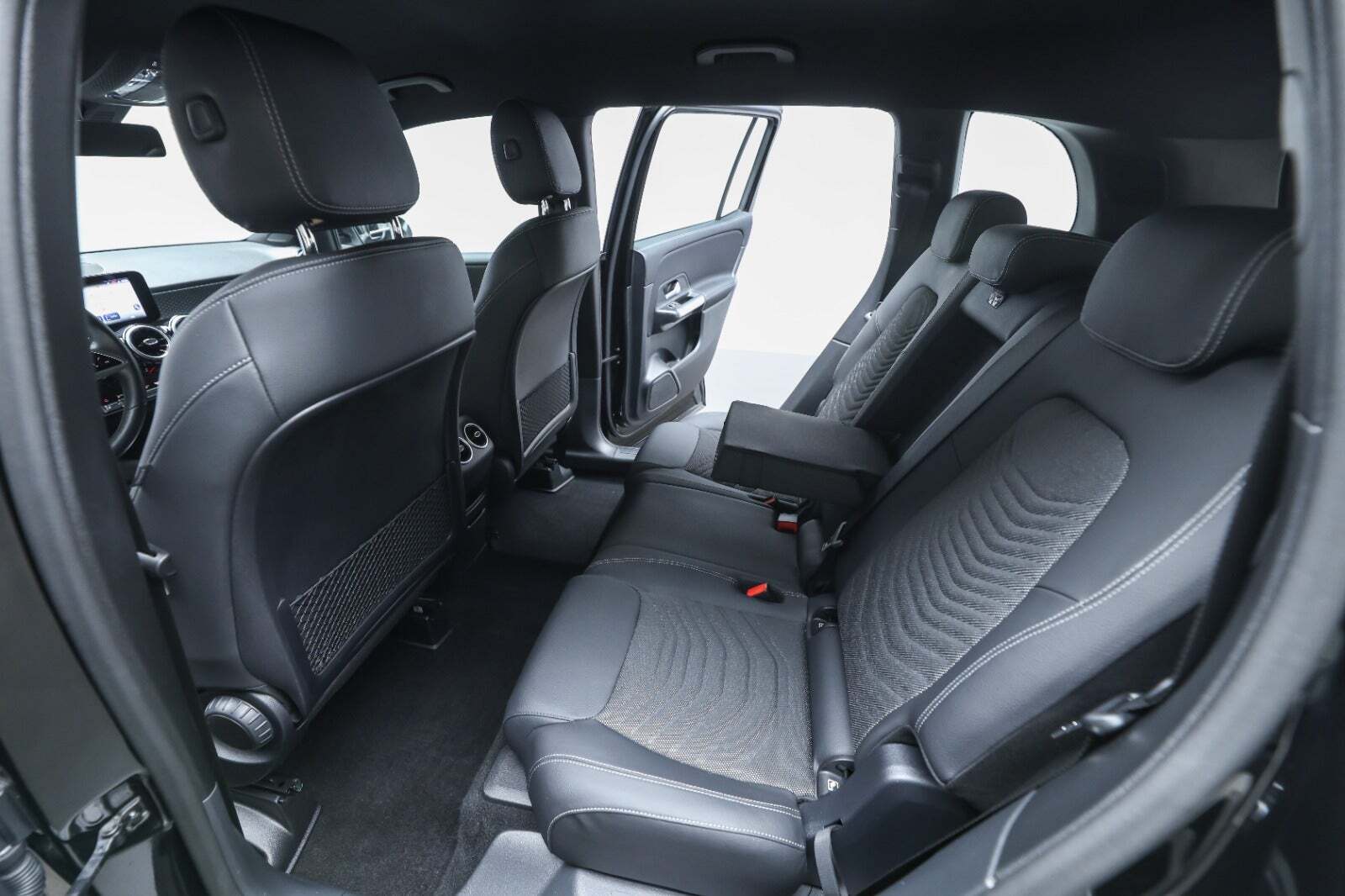 Sort Mercedes GLB200 fra 2024 set indefra