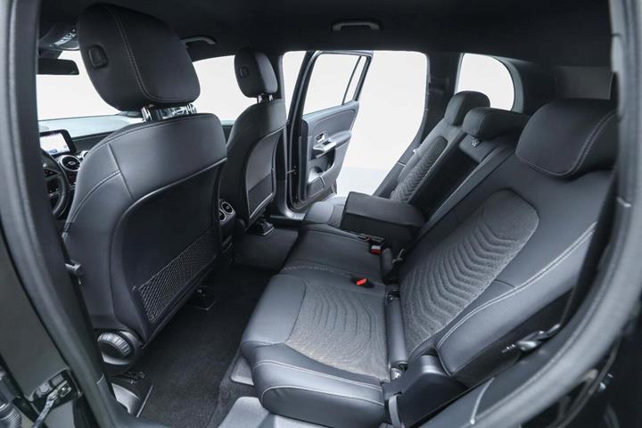 Sort Mercedes GLB200 fra 2024 set indefra