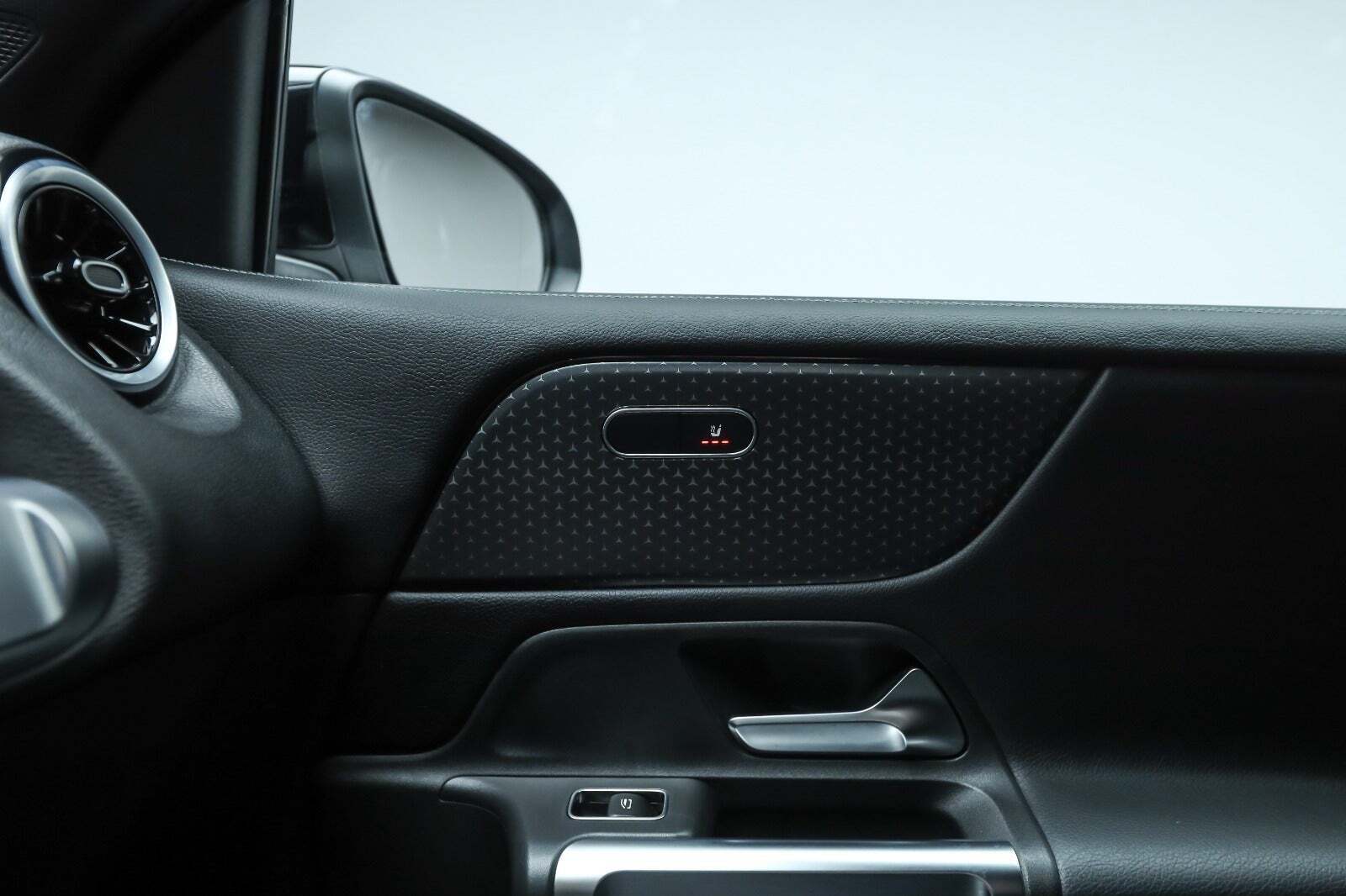 Sort Mercedes GLB200 fra 2024