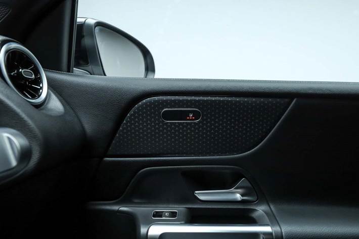 Sort Mercedes GLB200 fra 2024