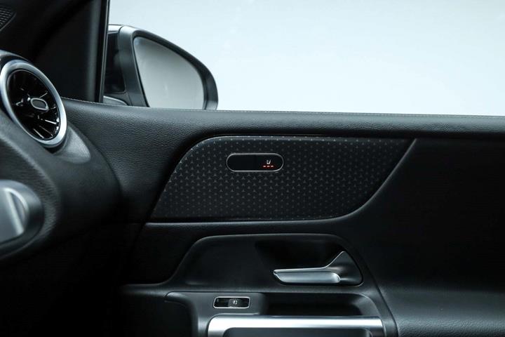 Sort Mercedes GLB200 fra 2024