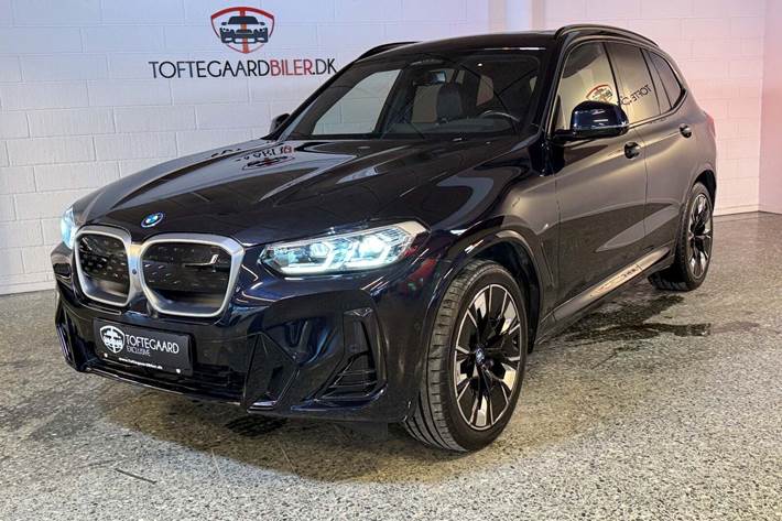 Blå BMW iX3 fra 2023 set udefra