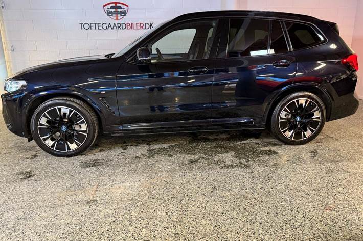Blå BMW iX3 fra 2023