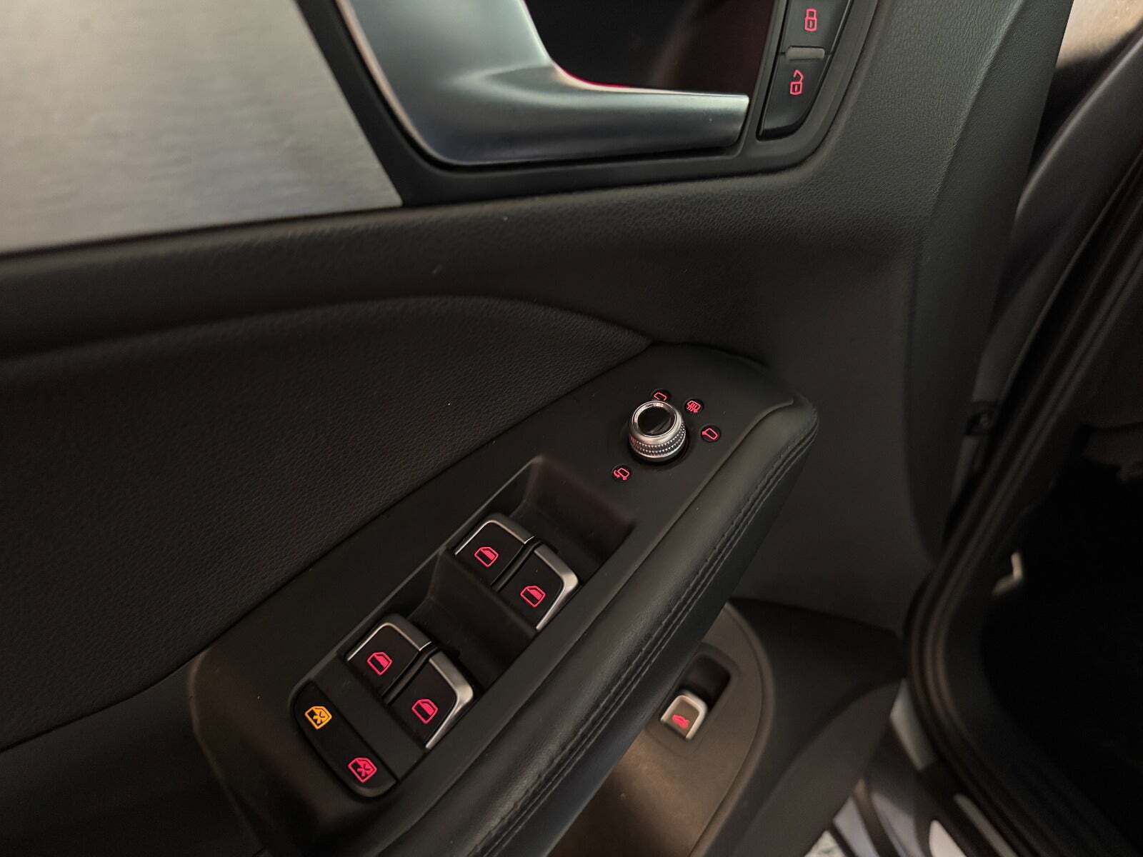 Grå Audi SQ5 fra 2016