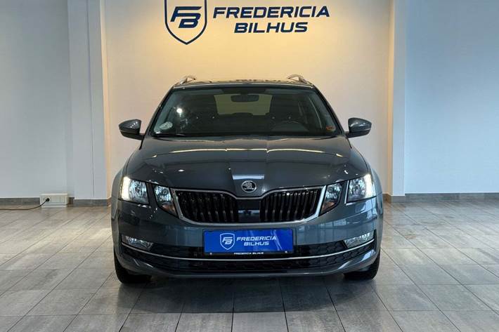 Grå Skoda Octavia fra 2020
