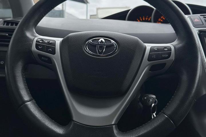 undefined Toyota Verso fra 2012 set indefra