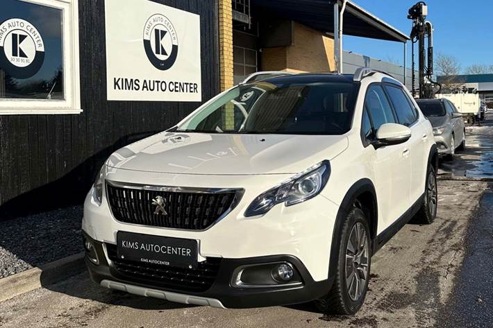 Hvid Peugeot 2008 fra 2019 set udefra