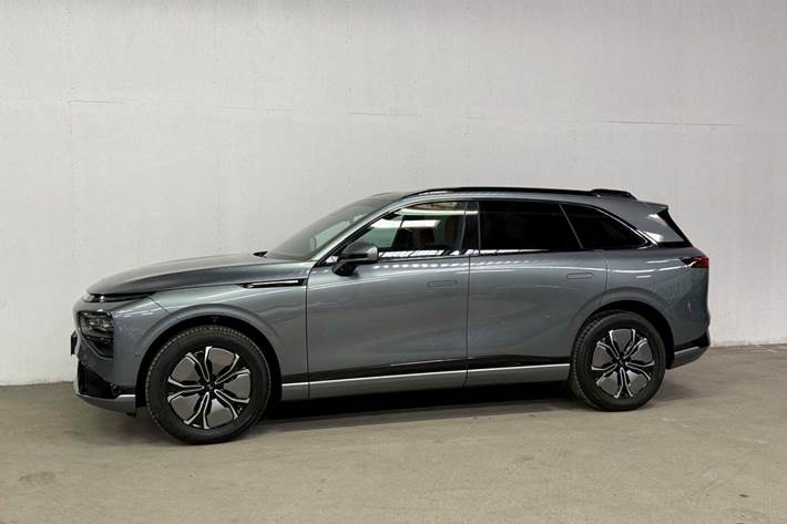 Grå Xpeng G9 fra 2024