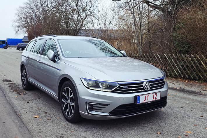 Grå VW Passat fra 2018