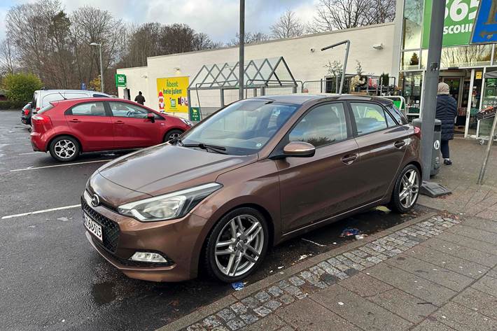 Brun Hyundai i20 fra 2015