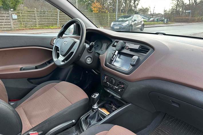 Brun Hyundai i20 fra 2015