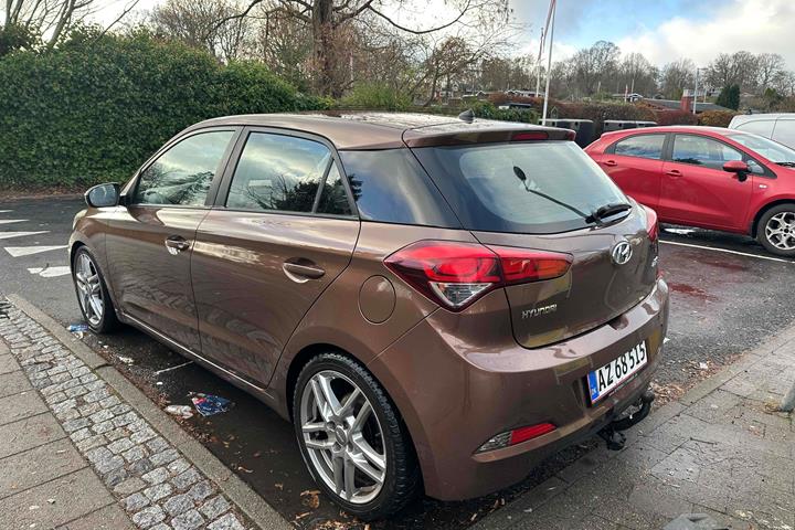Brun Hyundai i20 fra 2015