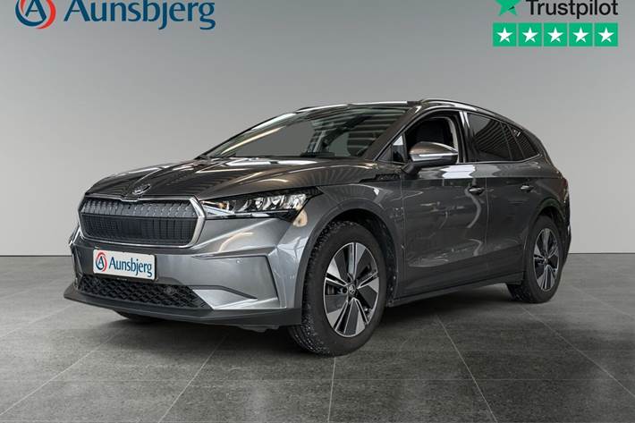 Grå Skoda Enyaq fra 2023 set udefra
