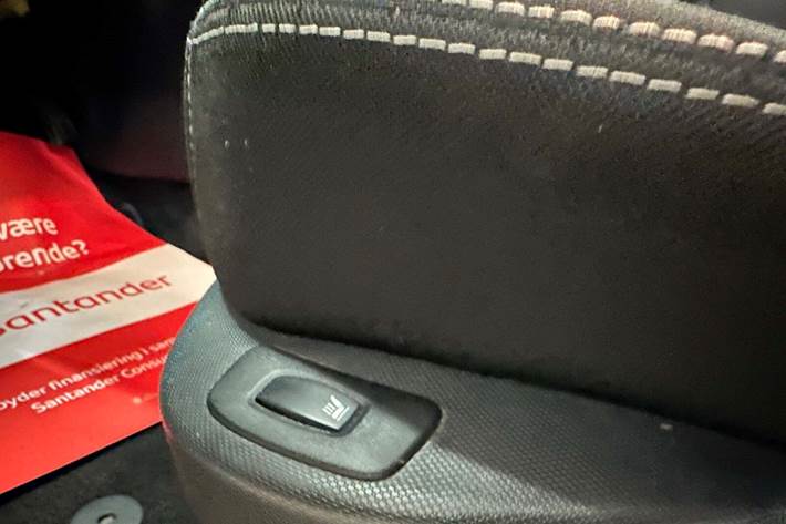 Grå Renault Clio IV fra 2015