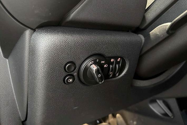 Sølv Mini Cooper SE fra 2023