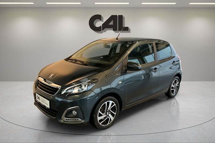 Grå Peugeot 108 fra 2020 set udefra