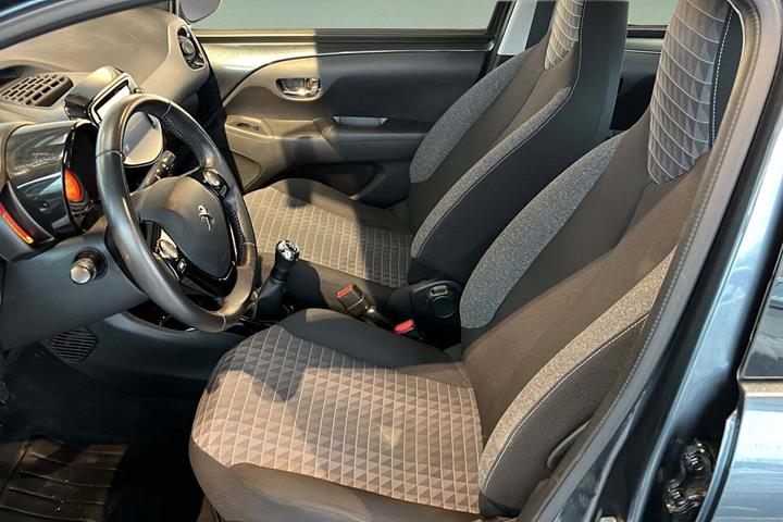 Grå Peugeot 108 fra 2020