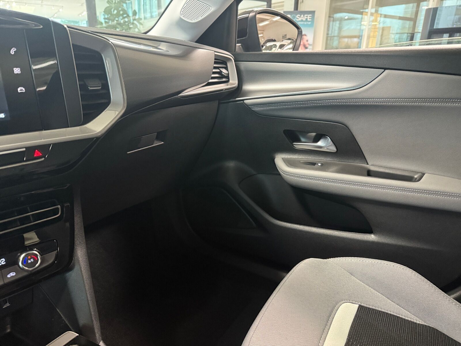 Hvid Opel Mokka-e fra 2024