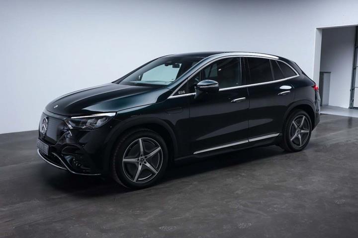 Grøn Mercedes EQE350 SUV fra 2024 set udefra