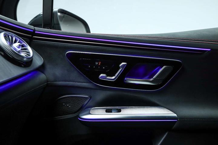 Grøn Mercedes EQE350 SUV fra 2024