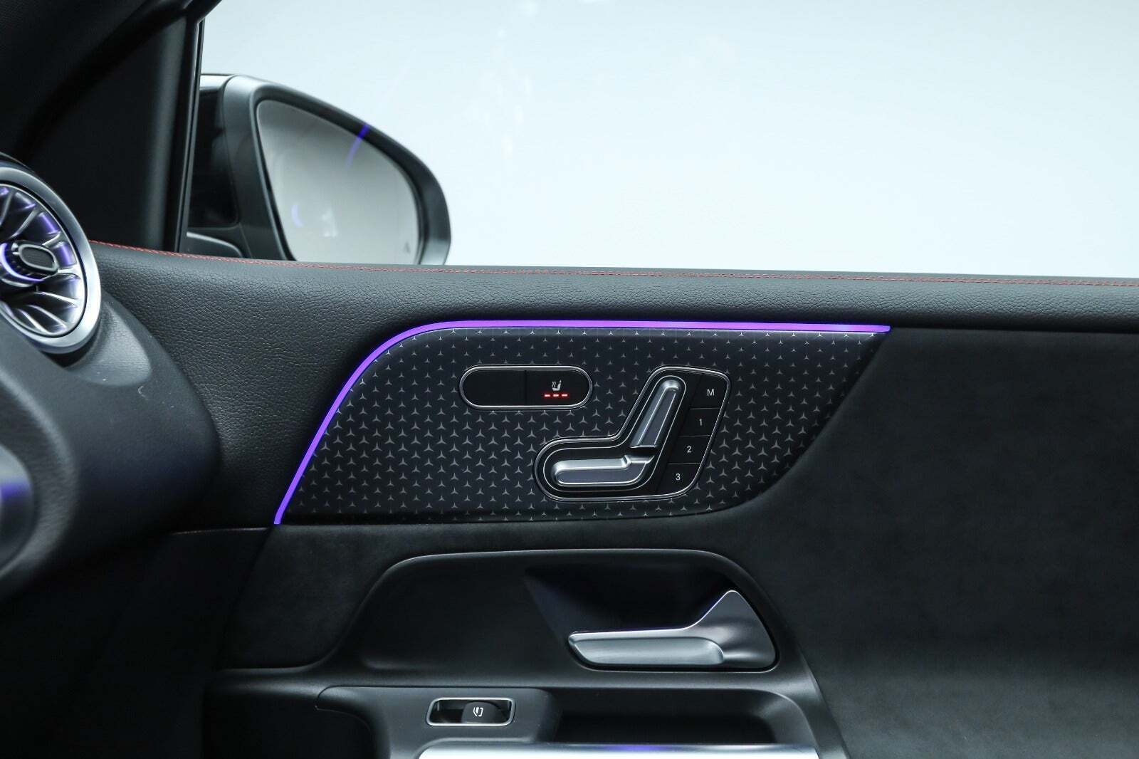 Sølv Mercedes EQB350 fra 2026