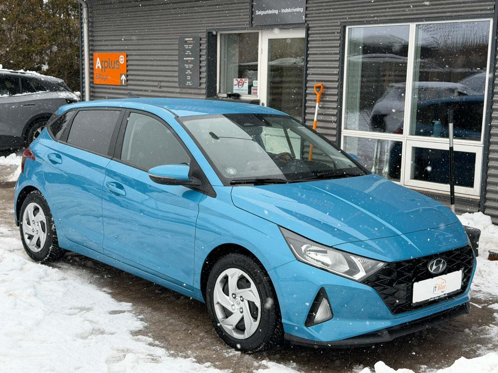 Blå Hyundai i20 fra 2021 set udefra