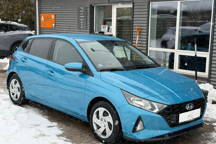 Blå Hyundai i20 fra 2021 set udefra