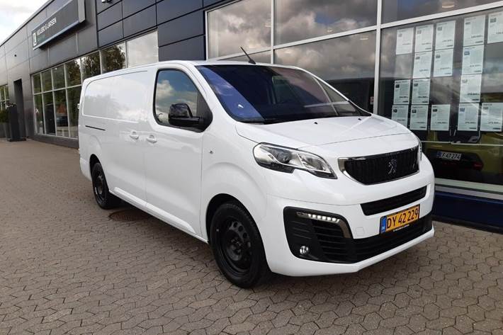 Hvid Peugeot Expert fra 2024 set udefra