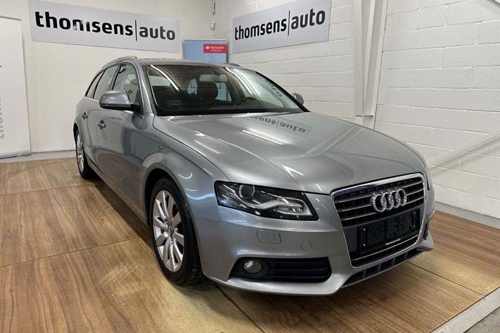 Blå Audi A4 fra 2008 set udefra