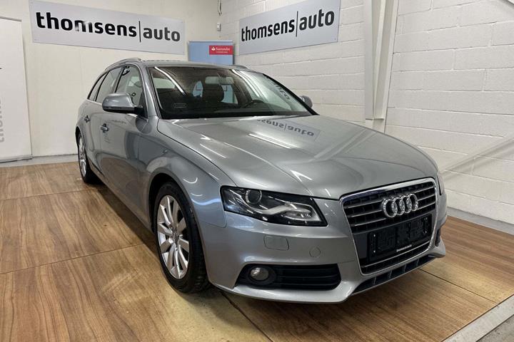 Blå Audi A4 fra 2008 set udefra
