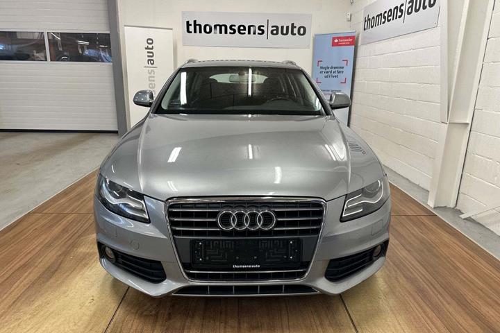 Blå Audi A4 fra 2008 set udefra