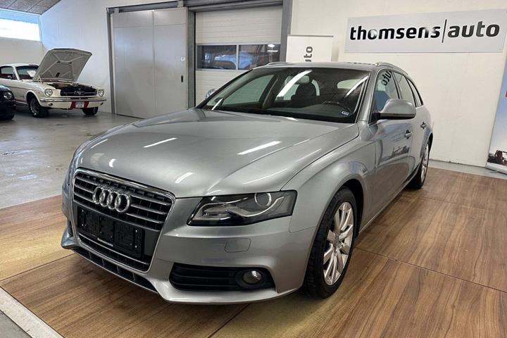 Blå Audi A4 fra 2008 set udefra