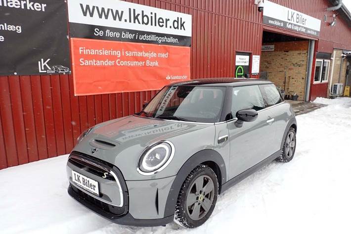 Grå Mini Cooper SE fra 2022 set udefra